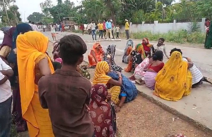 2 साल के बेटे को बचाया, खुद चली गई जान मऊगंज में हाइवा ने मां को 100 मीटर तक घसीटा