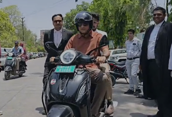 MP Eco-Friendly Initiative: इंदौर महापौर की अनोखी पहल, कार छोड़ इलेक्ट्रिक वाहन से पहुंचे दफ्तर, दिया पर्यावरण बचाने का संदेश