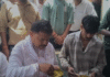 MP NEWS: ग्वालियर में फिर अलग अंदाज में नजर आए ऊर्जा मंत्री प्रद्युम्न सिंह तोमर, मैकेनिक के साथ बैठकर किया भोजन