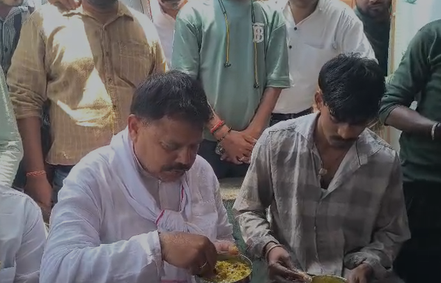 MP NEWS: ग्वालियर में फिर अलग अंदाज में नजर आए ऊर्जा मंत्री प्रद्युम्न सिंह तोमर, मैकेनिक के साथ बैठकर किया भोजन