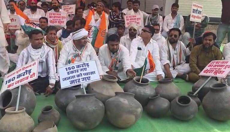 burhanpur-water-crisis-protest:पानी के लिए फूटा गुस्सा,बुरहानपुर में कांग्रेस का मटका फोड़ आंदोलन