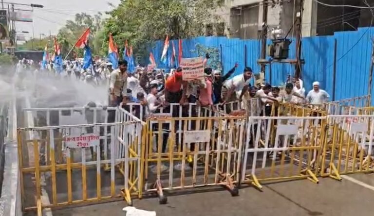 रीवा में NSUI का उग्र प्रदर्शन, डिप्टी सीएम के घर घेराव की कोशिश