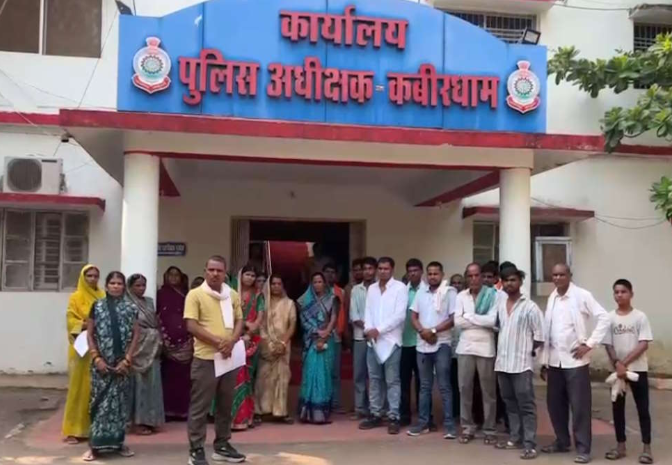 Neurgaon Sarpanch Controversy: महिला सरपंच से मारपीट मामले में नया मोड़, ग्रामीणों ने एसपी कार्यालय पहुंचकर लगाए गंभीर आरोप