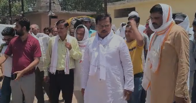 Gwalior Market Water Cooler : सब्जी मंडी पहुंचे ऊर्जा मंत्री प्रद्युम्न सिंह तोमर, बुजुर्ग महिला की मांग पर तत्काल वाटर कूलर लगाने के दिए निर्देश