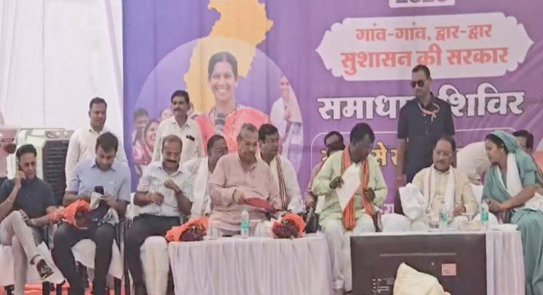 CM Sai Chaupal Surajpur: महुआ पेड़ की छांव में लगी मुख्यमंत्री की चौपाल, तेंदूपत्ता संग्राहकों से किया सीधा संवाद, जानी जमीनी हकीकत