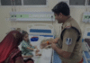 Blood Donation Hero: मानवता की मिसाल बने हाटपिपलिया टीआई दीपक यादव, 5 साल की मासूम की जान बचाने के लिए किया रक्तदान