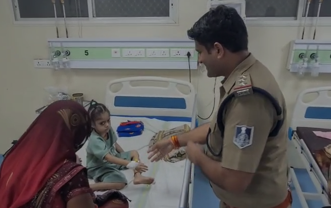 Blood Donation Hero: मानवता की मिसाल बने हाटपिपलिया टीआई दीपक यादव, 5 साल की मासूम की जान बचाने के लिए किया रक्तदान