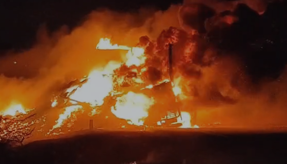 Fourlane Trailer Fire: धामनोद फोरलेन बाईपास पर चलते ट्राले में लगी भीषण आग, धू-धू कर जलता रहा वाहन, 2 किलोमीटर लंबा जाम, बड़ा हादसा टला