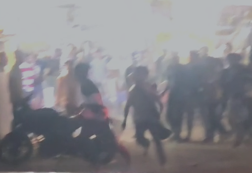 Katni Chowpatty Clash: कटनी चौपाटी में चाकूबाजी से मचा हड़कंप, युवक ने चाकू लहराते हुए युवकों को दौड़ाया, वीडियो वायरल