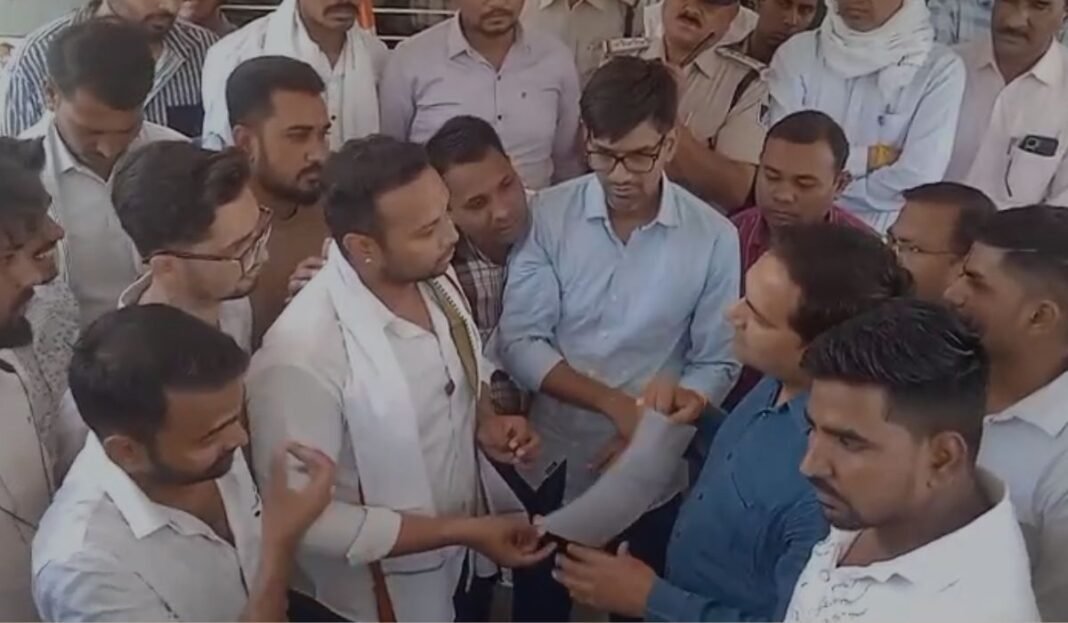 Shajapur Power Cut: भीषण गर्मी में बिजली संकट से जनता परेशान, युव कांग्रेस ने बिजली विभाग के खिलाफ खोला मोर्चा