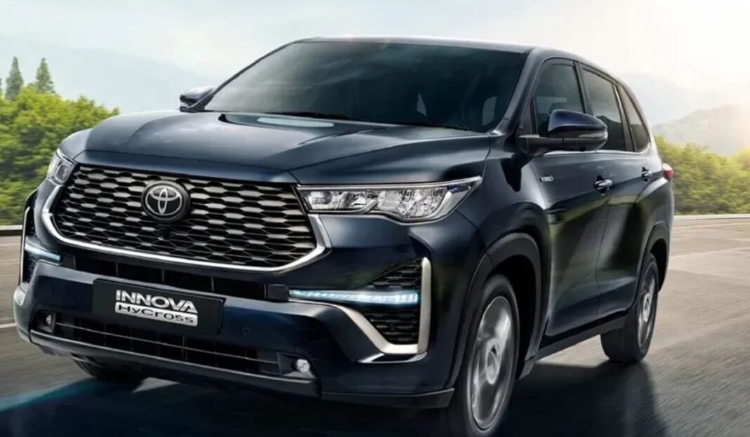 Toyota Hybrid Cars:इलेक्ट्रिक गाड़ियों की भीड़ में चमकी टोयोटा, बेहतर माइलेज के दम पर बेचीं 3 लाख कारें