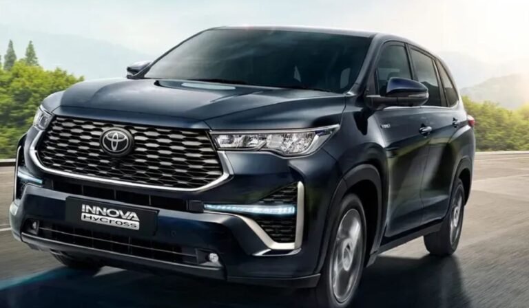 Toyota Hybrid Cars:इलेक्ट्रिक गाड़ियों की भीड़ में चमकी टोयोटा, बेहतर माइलेज के दम पर बेचीं 3 लाख कारें