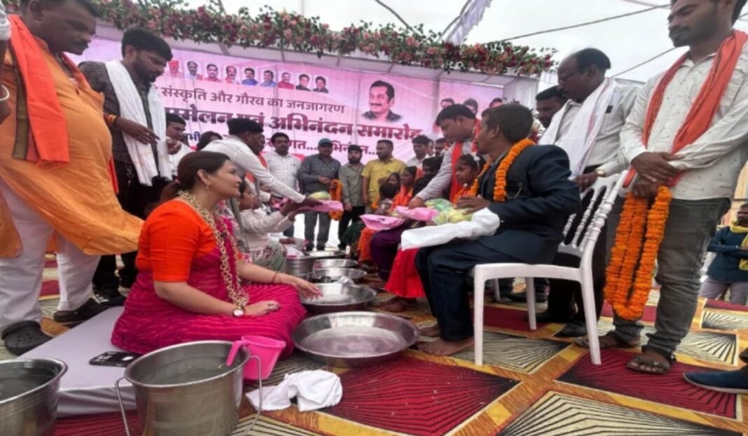 Kabirdham Ghar Wapsi :कबीरधाम के वनांचल में तेज हुआ ‘घर वापसी’ अभियान, 100 आदिवासी परिवारों की हुई वापसी, विधायक भावना बोहरा ने किया स्वागत