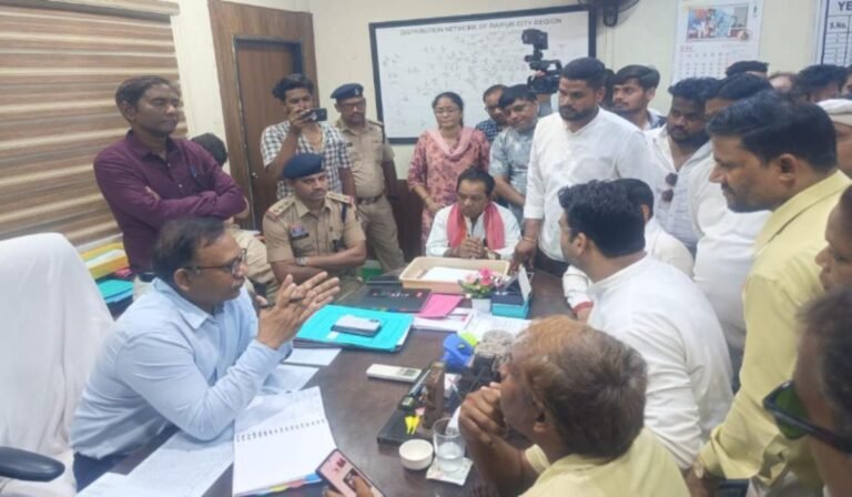 Raipur Power Protest: बिजली कटौती और लो-वोल्टेज से उबल पड़ा गुस्सा: कांग्रेस ने CSEB कार्यालय का किया घेराव, अधिकारियों को सौंपा ज्ञापन