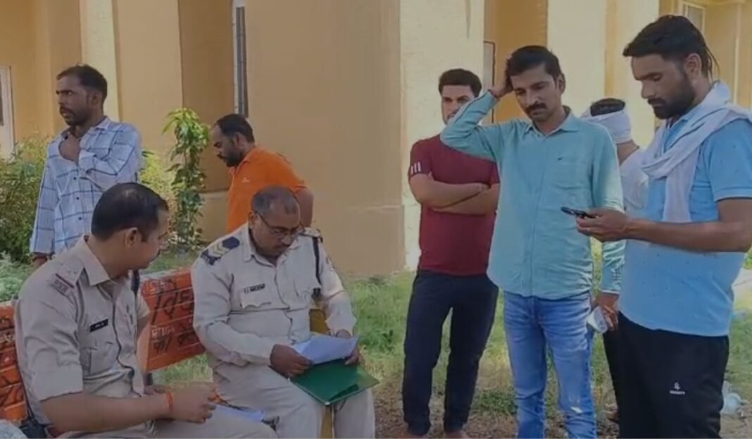 Gwalior Suicide Case: ग्वालियर में नगर निगम कर्मचारी ने खुद को गोली मारकर की आत्महत्या, वीडियो कॉल पर भाई से कर रहा था बात