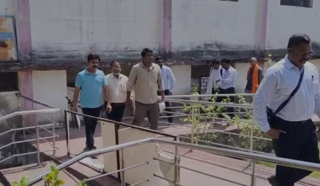 Singrauli Lokayukta Raid: सिंगरौली में लोकायुक्त का बड़ा एक्शन, रिश्वत लेते आदिम जाति कल्याण विभाग का अधिकारी रंगे हाथ गिरफ्तार