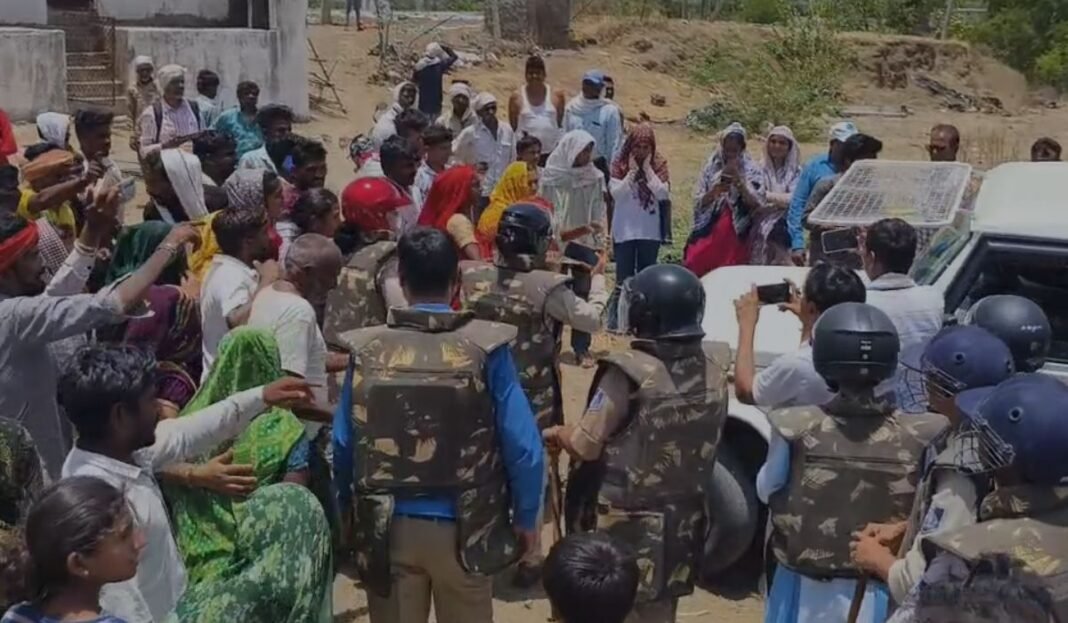 Barwani Waste Row: ट्रेंचिंग ग्राउंड निर्माण को लेकर बड़वानी में बढ़ा विवाद, ग्रामीणों के विरोध के बीच पुलिस सुरक्षा में शुरू हुआ काम