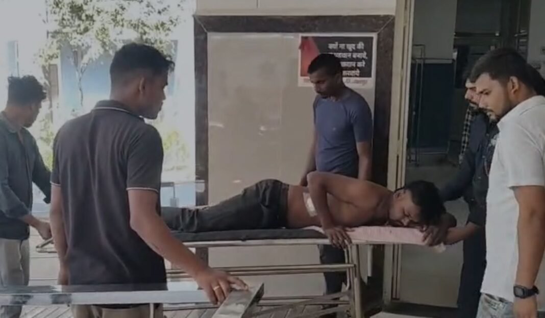 Jabalpur Youth Shot: जबलपुर में पुराने विवाद ने लिया खूनी मोड़, युवक को मारी गोली, गंभीर हालत में अस्पताल में भर्ती