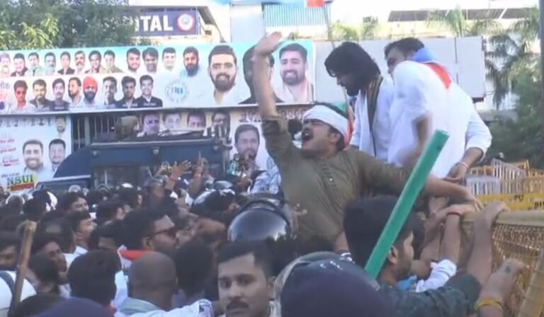 Bhopal NEET Protest: NEET पेपर लीक के विरोध में भोपाल में NSUI का शक्ति प्रदर्शन, CM हाउस घेराव के दौरान हंगामा, वॉटर कैनन चले, दिग्विजय सिंह समेत 200 से ज्यादा कार्यकर्ता हिरासत में
