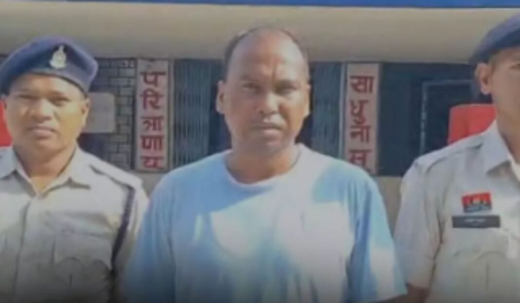 Jashpur Teacher Fraud: जशपुर में शिक्षा योजना में बड़ा फर्जीवाड़ा आय छिपाकर बेटी का कराया मुफ्त एडमिशन, शिक्षक गिरफ्तार