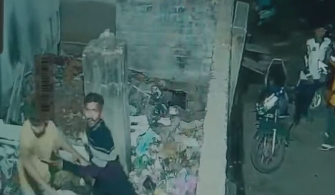 Raipur Fight Video: रायपुर में देर रात बवाल दो बदमाशों के बीच खूनी संघर्ष, परिवार भी कूदे मैदान में, मारपीट का वीडियो वायरल