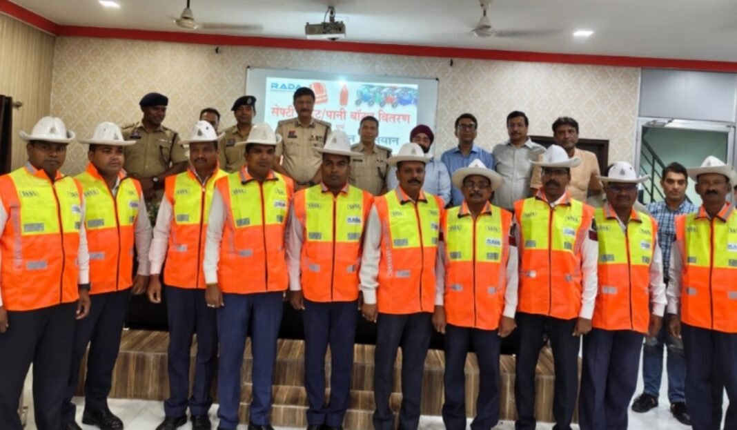 Raipur Traffic Police: RADA की बड़ी पहल रायपुर ट्रैफिक पुलिस को मिली रिफ्लेक्टिव सेफ्टी जैकेट, वृक्षारोपण अभियान का भी संकल्प