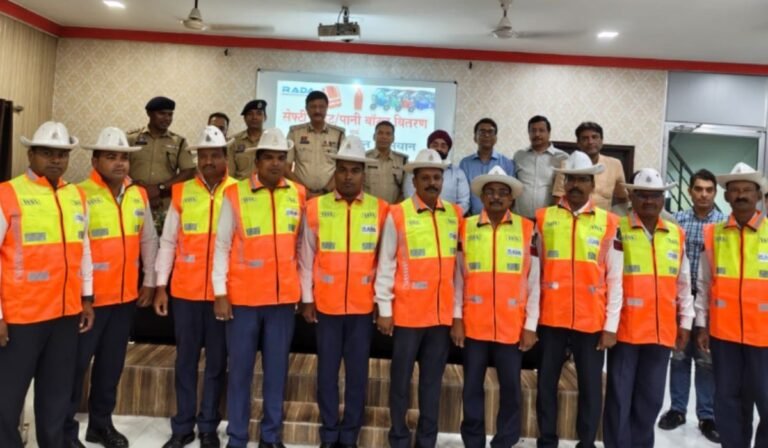 Raipur Traffic Police: RADA की बड़ी पहल रायपुर ट्रैफिक पुलिस को मिली रिफ्लेक्टिव सेफ्टी जैकेट, वृक्षारोपण अभियान का भी संकल्प