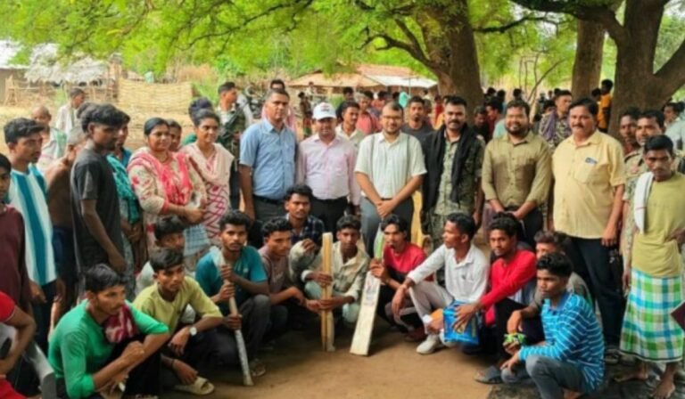 Bastar Development: बदलते बस्तर की नई तस्वीर पहली बार कलेक्टर पहुंचे नक्सल प्रभावित गांवों में, स्वास्थ्य, शिक्षा और सड़क विकास की सौगात