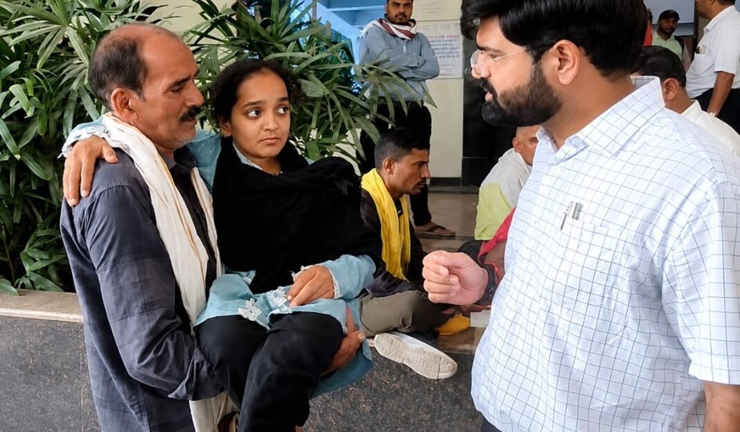Rewa news: विकलांग बेटी को गोद में लेकर जनसुनवाई पहुंचा पिता, कलेक्टर ने दिखाई संवेदनशीलता