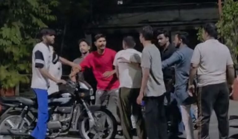 Indore Road Rage: रॉन्ग साइड बाइक टकराने के बाद सड़क पर बवाल, रेसकोर्स रोड का मारपीट वीडियो वायरल; जांच में जुटी पुलिस
