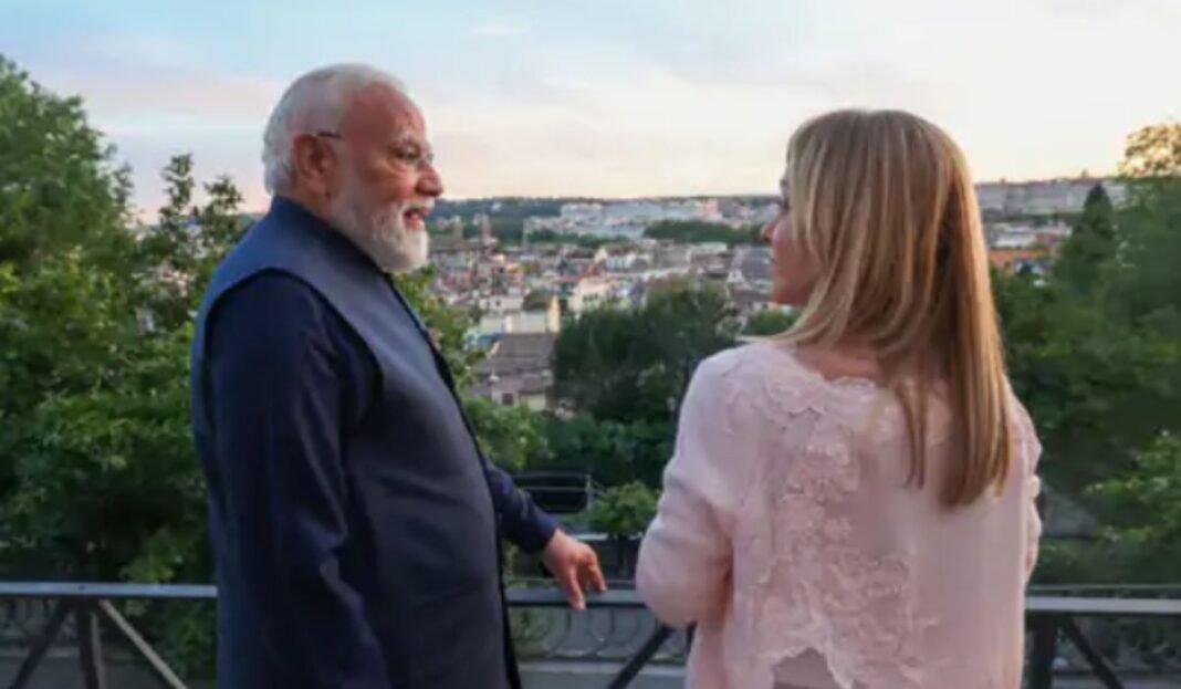 Rome Modi Meloni Meeting:इटली दौरे पर पीएम मोदी ने जॉर्जिया मेलोनी को दी मेलोडी टॉफ़ी, सोशल मीडिया पर वीडियो हुआ वायरल।