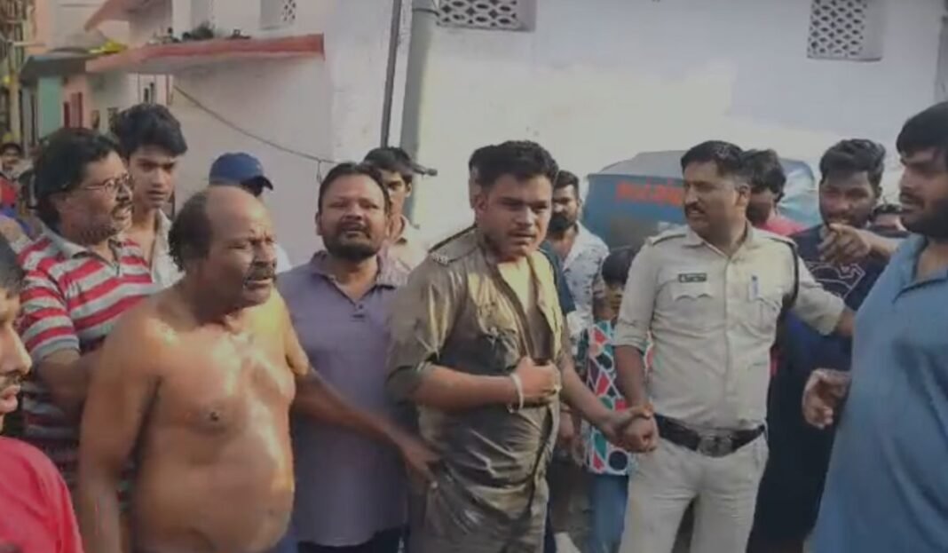 Indore News : इंदौर में युवती से मिलने पहुंचे नगर सैनिक की लोगों ने की पिटाई, चोरी और छेड़छाड़ के आरोपों से मचा हड़कंप
