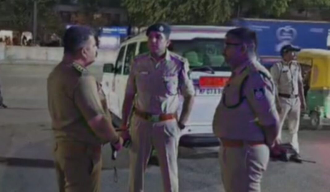 Indore Road Safety Campaign: इंदौर पुलिस का ‘नाइट ऑपरेशन क्लीन’, मोबाइल उपयोग और सड़क सुरक्षा को लेकर चलाया जागरूकता अभियान