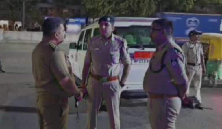 Indore Road Safety Campaign: इंदौर पुलिस का ‘नाइट ऑपरेशन क्लीन’, मोबाइल उपयोग और सड़क सुरक्षा को लेकर चलाया जागरूकता अभियान