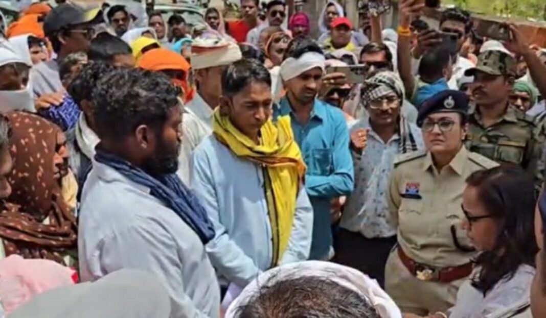 Balod SIT Investigation: मासूम की कब्र से सिर गायब होने का रहस्य बरकरार, तीन महीने बाद भी नहीं मिला सुराग; न्याय की मांग को लेकर सड़कों पर उतरे ग्रामीण