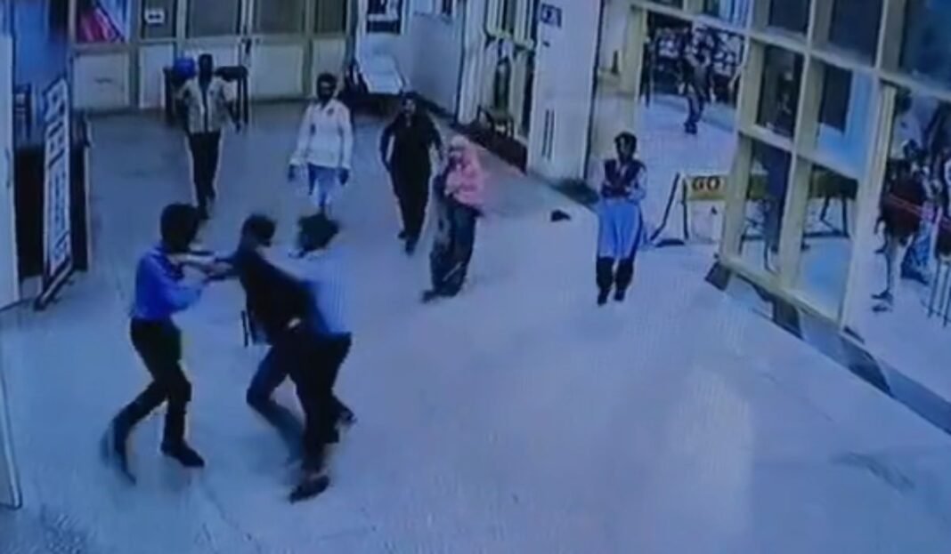 Bhopal Hospital Assault: हमीदिया अस्पताल में गार्ड पर हमला पास मांगने पर भड़का अटेंडर, कुर्सी से किया हमला, CCTV में कैद हुई घटना