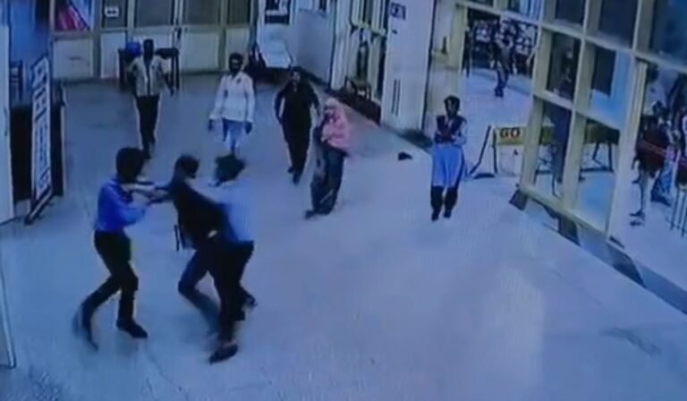 Bhopal Hospital Assault: हमीदिया अस्पताल में गार्ड पर हमला पास मांगने पर भड़का अटेंडर, कुर्सी से किया हमला, CCTV में कैद हुई घटना