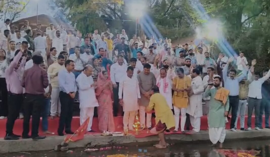 Dewas Ganga Aarti: गंगा दशहरा पर मीठा तालाब में गूंजे गंगा आरती के स्वर, जल संरक्षण का लिया संकल्प, मंत्री तुलसीराम सिलावट हुए शामिल