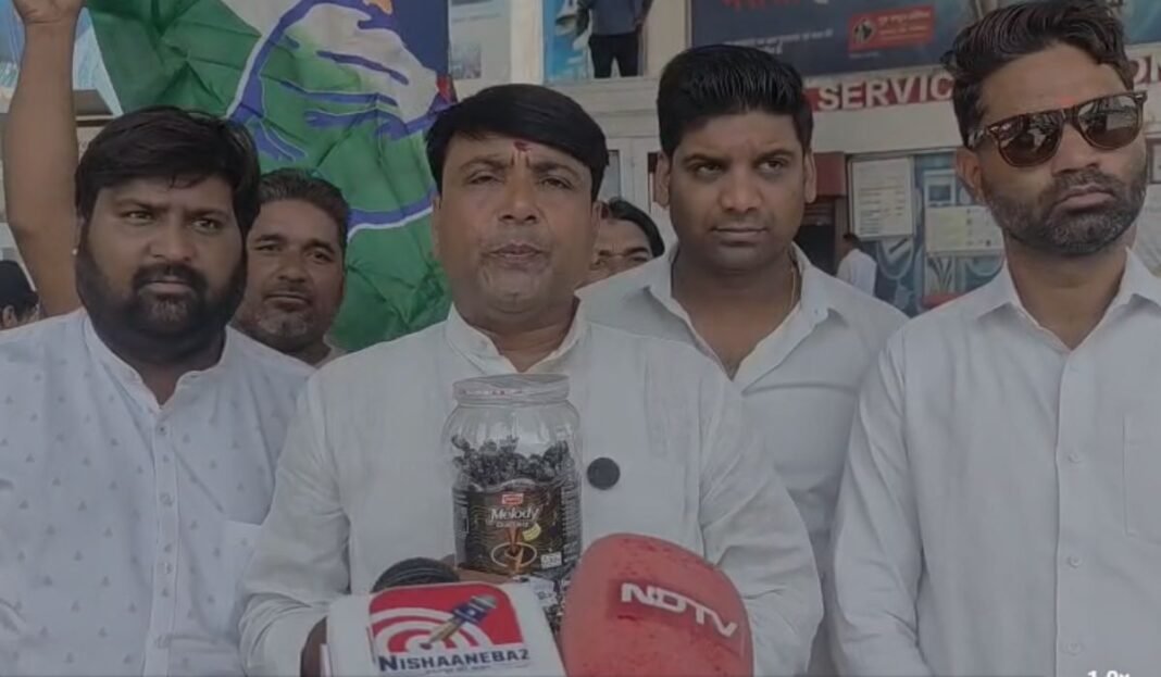 Indore Fuel Price Protest: पेट्रोल-डीजल की बढ़ती कीमतों के खिलाफ कांग्रेस का अनोखा प्रदर्शन, लोगों को बांटी मेलोडी चॉकलेट
