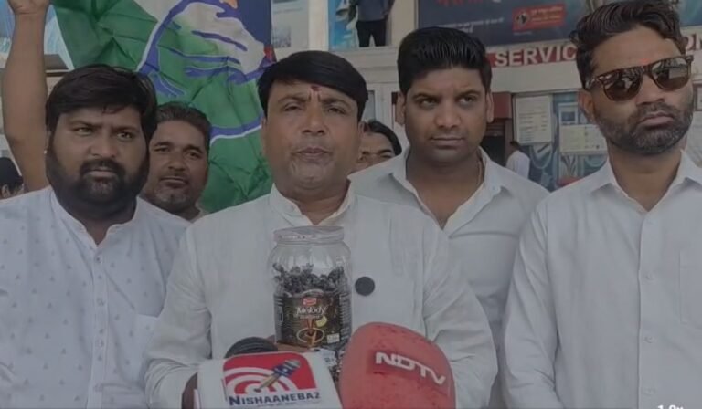Indore Fuel Price Protest: पेट्रोल-डीजल की बढ़ती कीमतों के खिलाफ कांग्रेस का अनोखा प्रदर्शन, लोगों को बांटी मेलोडी चॉकलेट