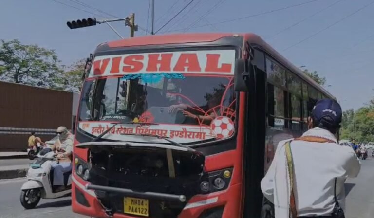 Indore Bus Inspection: मक्सी बस हादसे के बाद इंदौर में सख्त कार्रवाई, 800 से अधिक बसों पर चालान; सुरक्षा नियमों की हो रही गहन जांच