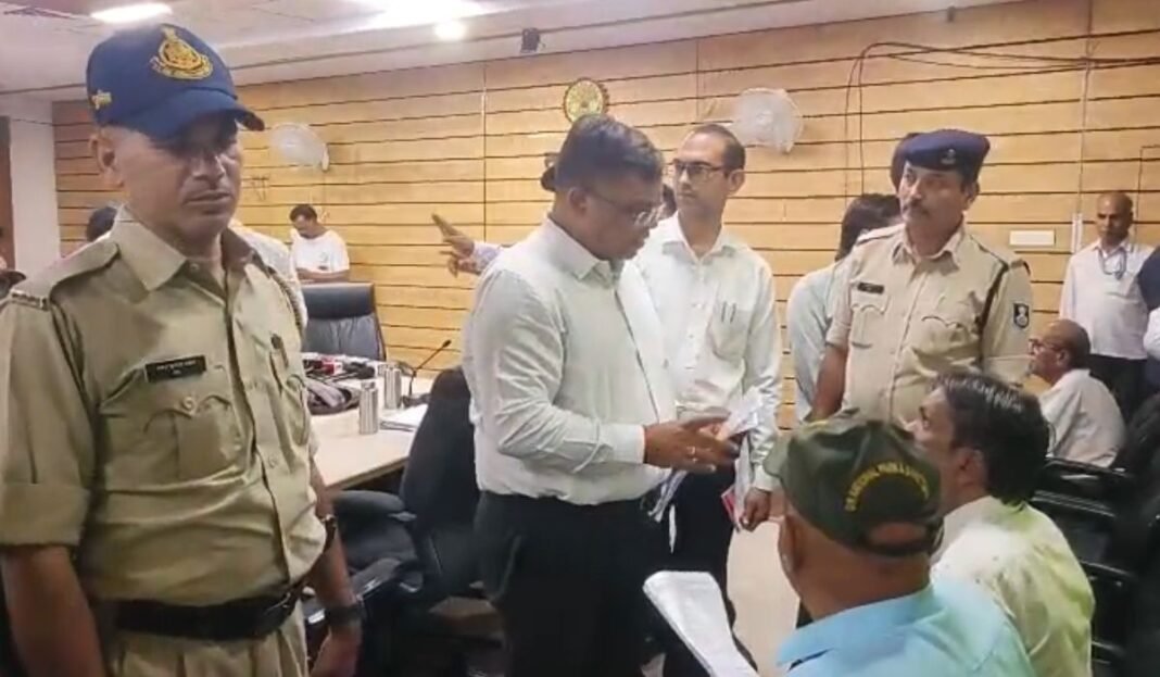 Indore Jansunwai Complaint: बहू की प्रताड़ना से त्रस्त बुजुर्ग दंपत्ति ने लगाई न्याय की गुहार, संपत्ति हड़पने और झूठे केस में फंसाने की धमकी का आरोप