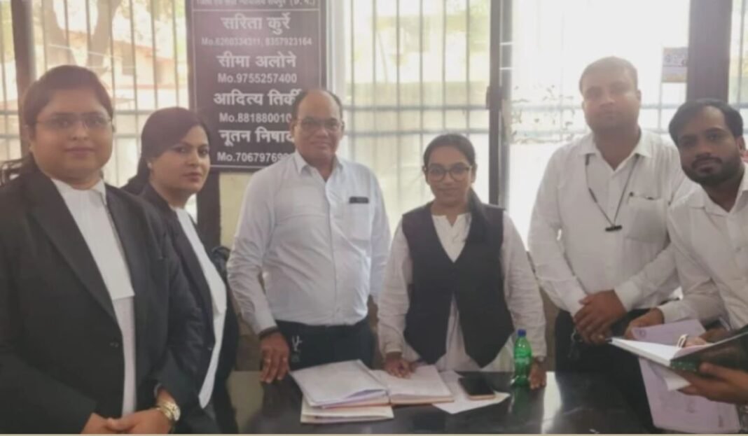 Chhattisgarh Court News: छत्तीसगढ़ की अदालतों में फर्जी वकीलों पर बड़ा एक्शन जांच अभियान में 40 अनधिकृत लोग बाहर, मचा हड़कंप