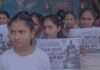 Madhya Pradesh Students: आकांक्षा योजना पर फूटा आदिवासी छात्राओं का गुस्सा, कलेक्टर कार्यालय के बाहर धरने पर बैठीं छात्राएं