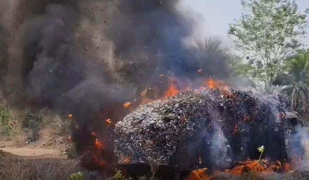Antagarh Truck Fire: अंतागढ़ में बड़ा हादसा: बिजली तार की चपेट में आया तेंदूपत्ता से भरा ट्रक, देखते ही देखते जलकर हुआ राख