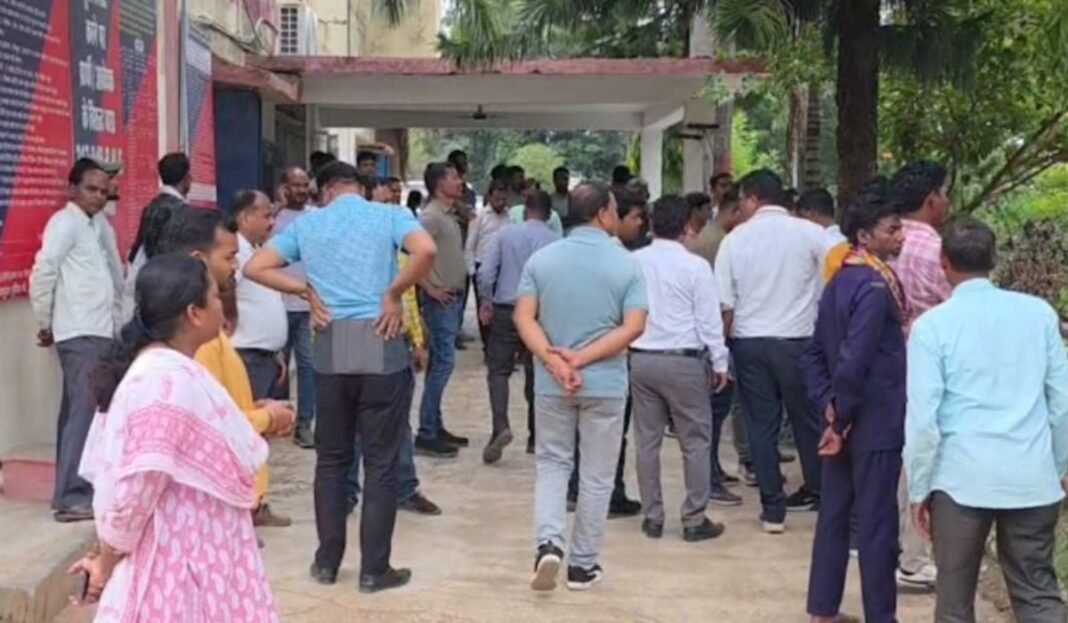 Ambikapur MLA Controversy: विधायक और नायब तहसीलदार विवाद में बड़ा अपडेट, दोनों पक्षों पर FIR दर्ज, थाने में नारेबाजी से बढ़ा तनाव