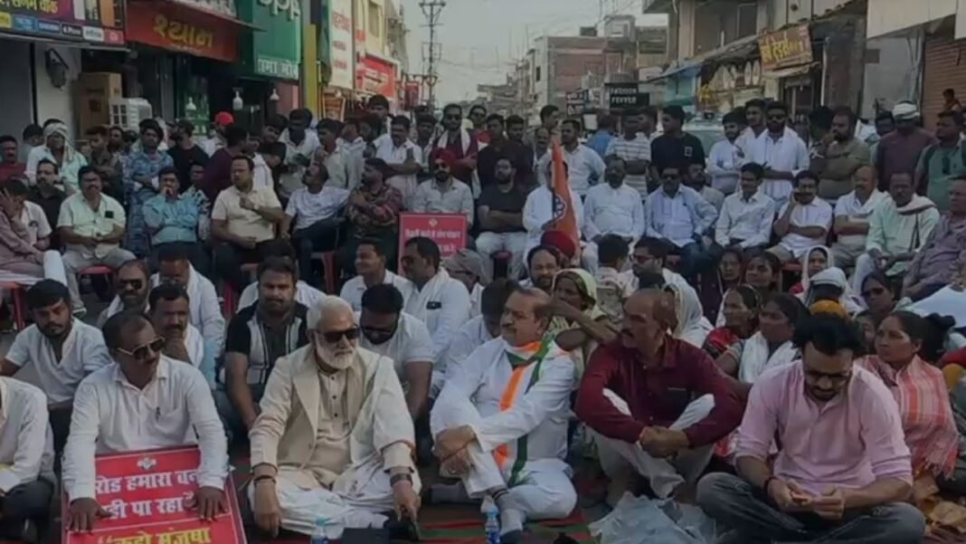Ambikapur Congress Protest: अंबिकापुर में कांग्रेस का हल्लाबोल: बिजली, सड़क और सफाई व्यवस्था को लेकर संगम चौक पर चक्काजाम