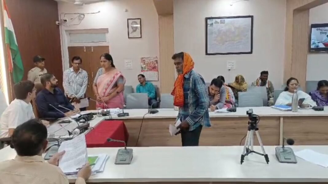 PMAY Corruption Allegations : बुरहानपुर: आवास योजना के नाम पर विधवा से रिश्वत मांगने का आरोप; आठ महीने से भटक रही नजमा बी