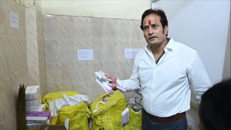 Expired Medicines Burnt : रायपुर ब्रेकिंग: अस्पतालों में कमी, सड़क किनारे आग के हवाले करोड़ों की दवा; पूर्व विधायक ने खोला मोर्चा