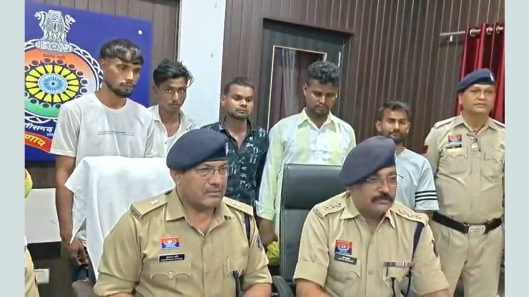 Durg Police Success : दुर्ग: सूने मकानों में चोरी करने वाले गिरोह का खुलासा; मुख्य आरोपी सहित सात गिरफ्तार, जेवरात बरामद